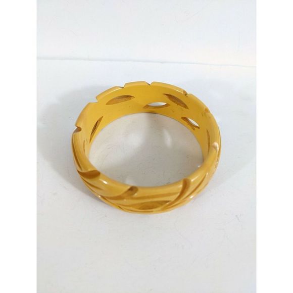 Carved Pierced Creamed Corn Yellow Bakelite Bangle True Vintage - Picture 2 of 10